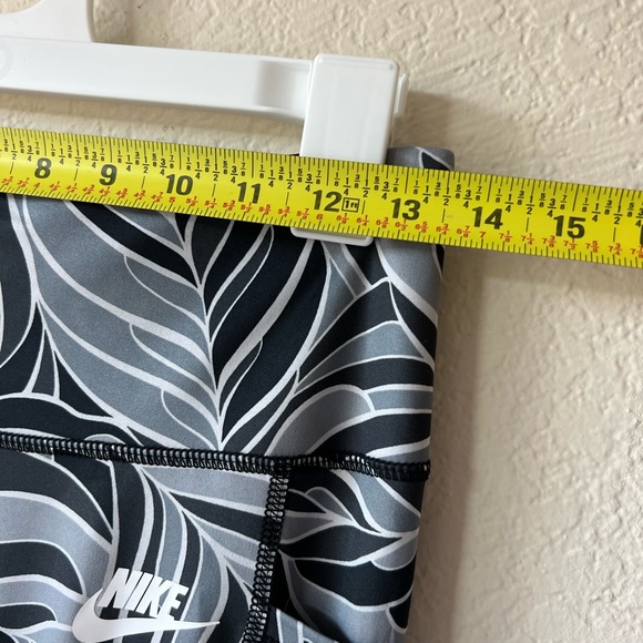 Nike - Picture 3 of 6